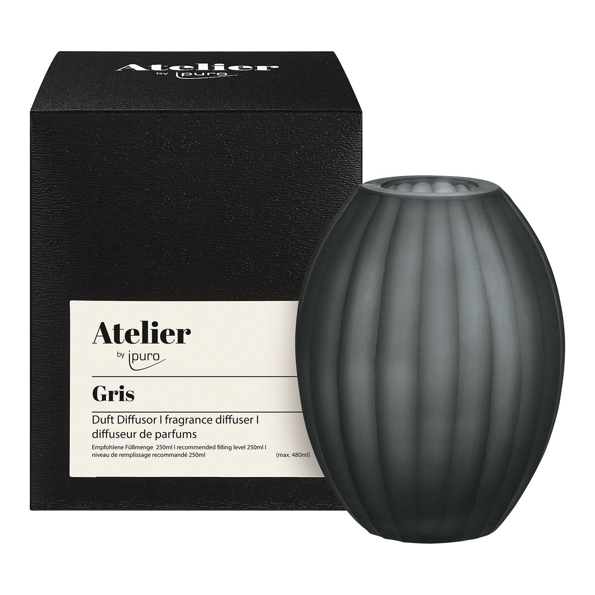 Ein schwarzer, gerippter Glas-Atelier by ipuro gris Diffusor steht neben seiner stilvollen Schachtel mit der Aufschrift "gris" und den Angaben auf Deutsch, Englisch und Französisch. Ideal für Designliebhaber und Fans der Marke ipuro.