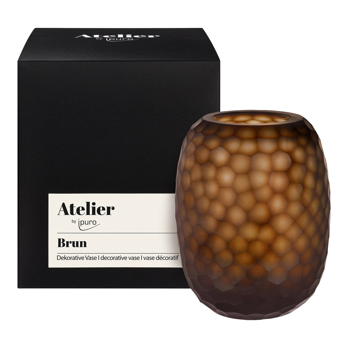 Die Atelier by ipuro brun Vase von ipuro hat ein strukturiertes braunes Wabendesign und wird neben ihrer schwarzen Box mit englischer und französischer Beschreibung präsentiert.