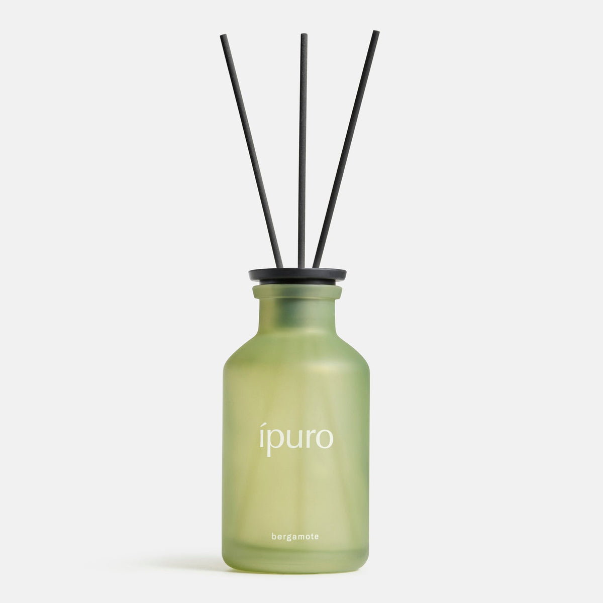 Das Raumduft ipuro bergamote von ipuro besteht aus einem mattierten grünen Glasflakon mit drei schwarzen Diffusorstäbchen, die an asiatische Frische und grüne Limette erinnern, vor einem weißen Hintergrund.
