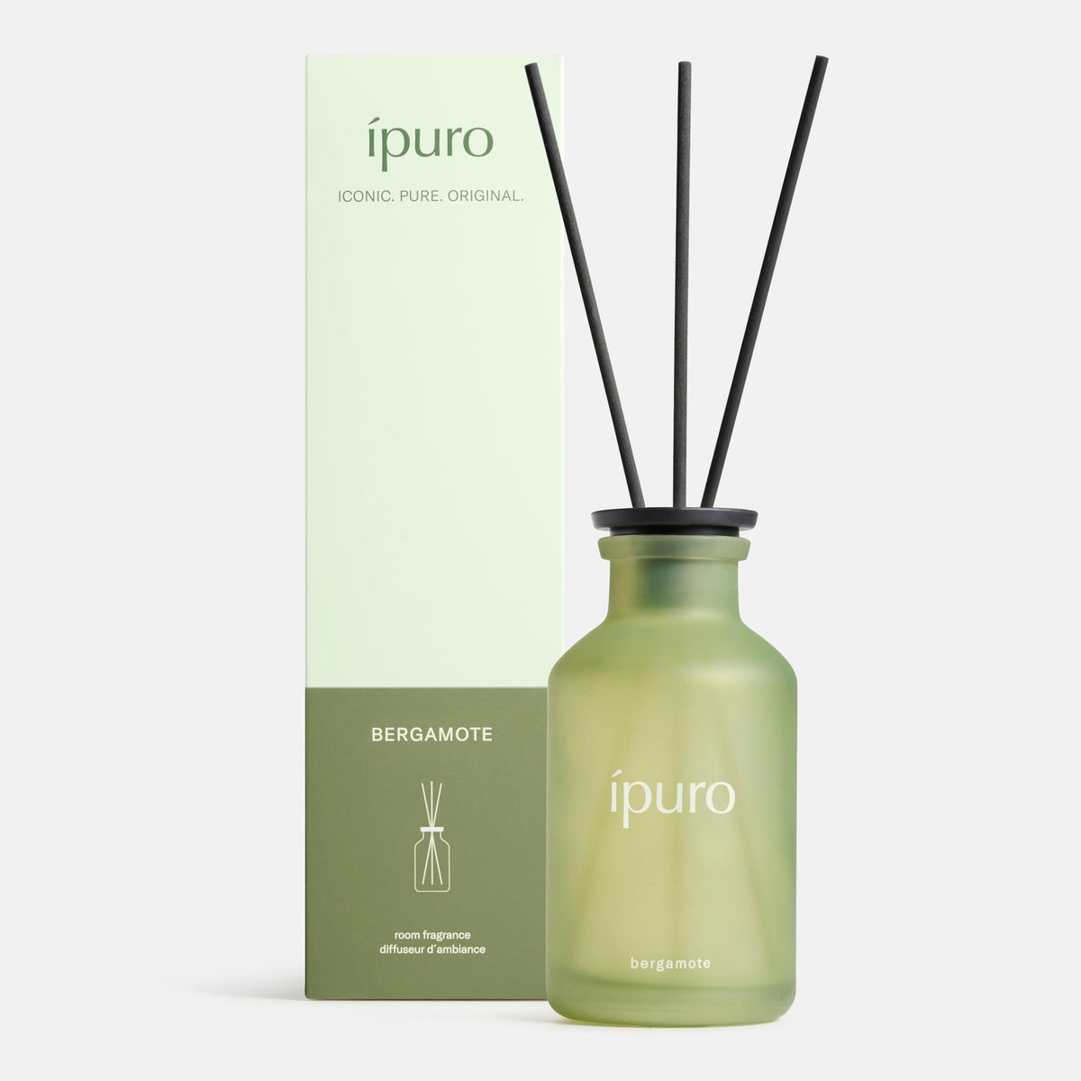 Das Raumduft ipuro bergamote von ipuro besteht aus einem mattgrünen Flakon mit schwarzem Schilfrohr und einer passenden Schachtel, die Ihren Raum mit asiatischer Frische und dem Schwung der grünen Limette erfüllt.
