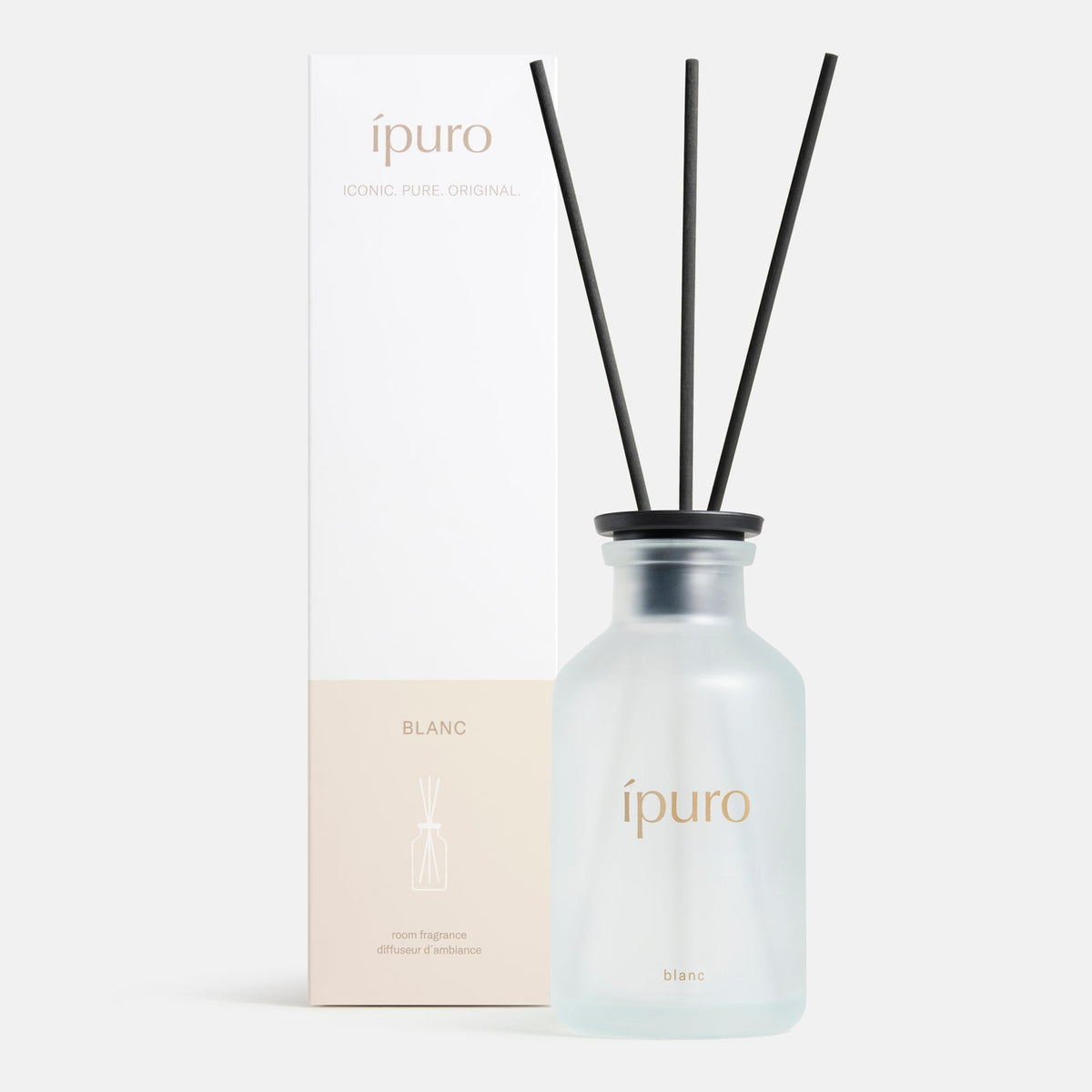 Der Raumduft CLASSIC ipuro blanc von ipuro ist ein Milchglasflakon mit schwarzen Schilfrohrstäbchen, gepaart mit einer weiß-beigen Schachtel, und enthält erfrischende Noten von Minze und Sandelholz zur Raumduftverbreitung.