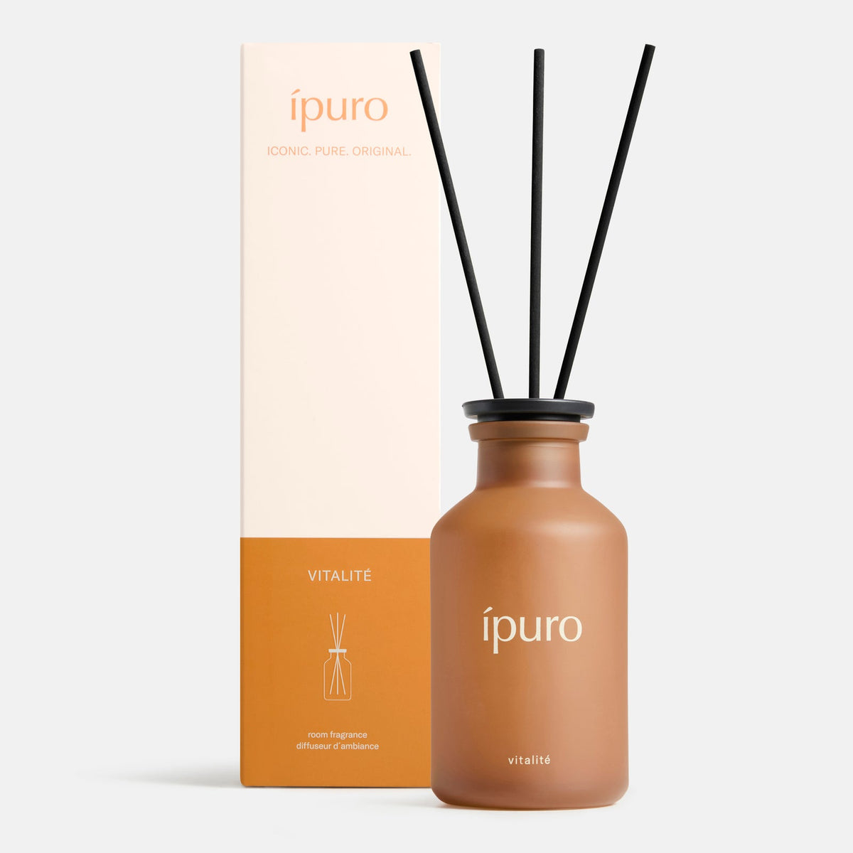 Das ipuro Raumduft ipuro vitalité besteht aus einem braunen Milchglasflakon mit drei schwarzen Diffusorstäbchen und einer dazu passenden beige-braunen Schachtel, die mit erfrischenden Rosmarin- und belebenden Ingwernoten eine Wohlfühlatmosphäre schafft.