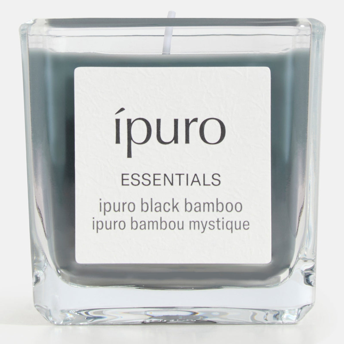 Die ipuro Duftkerze black bamboo ist eine quadratische Glaskerze mit dunklem Wachs und weißem Etikett, die einen frischen Duft mit holzigen Nuancen und grüner Frische bietet.