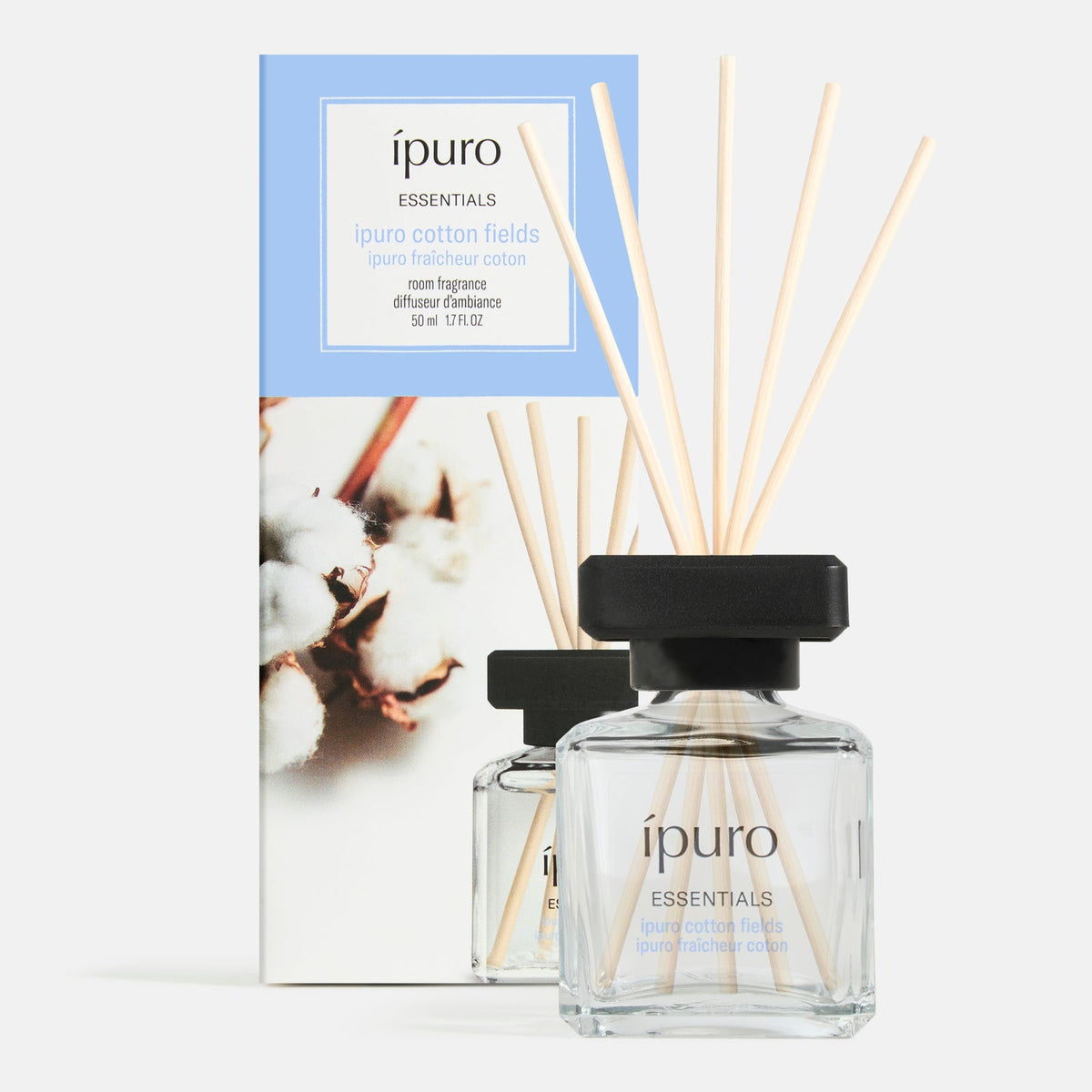 Der Raumduft ipuro cotton fields von ipuro ist ein Duftzerstäuber aus klarem Glas mit Holzblättern und einer schwarzen Kappe, die vor der Markenbox mit Baumwollmotiven platziert ist. Sein pudriger Duft bereichert Ihr Raumklima.