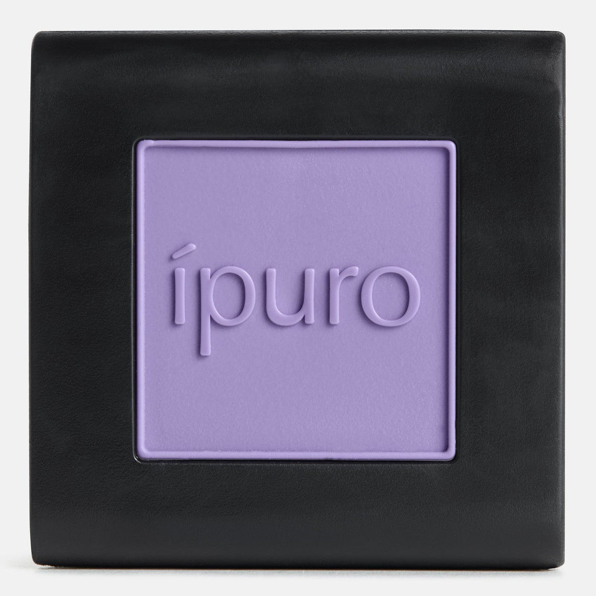 Ein quadratischer schwarzer Behälter mit einem erhabenen Lavendel in der Mitte und der Prägung "ipuro" in Kleinbuchstaben weist auf den beruhigenden Duft von Autoduft ipuro lavender touch von ipuro hin.