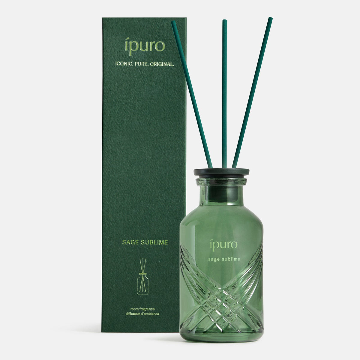 Ein grüner Glasdiffusor mit der Aufschrift "ipuro salbei sublime Raumduft" von ipuro, mit drei dunklen Schilfrohren neben der passenden grünen Schachtel. Dieser Duft mischt Salbei mit mineralischen Noten für ein unvergessliches Dufterlebnis.