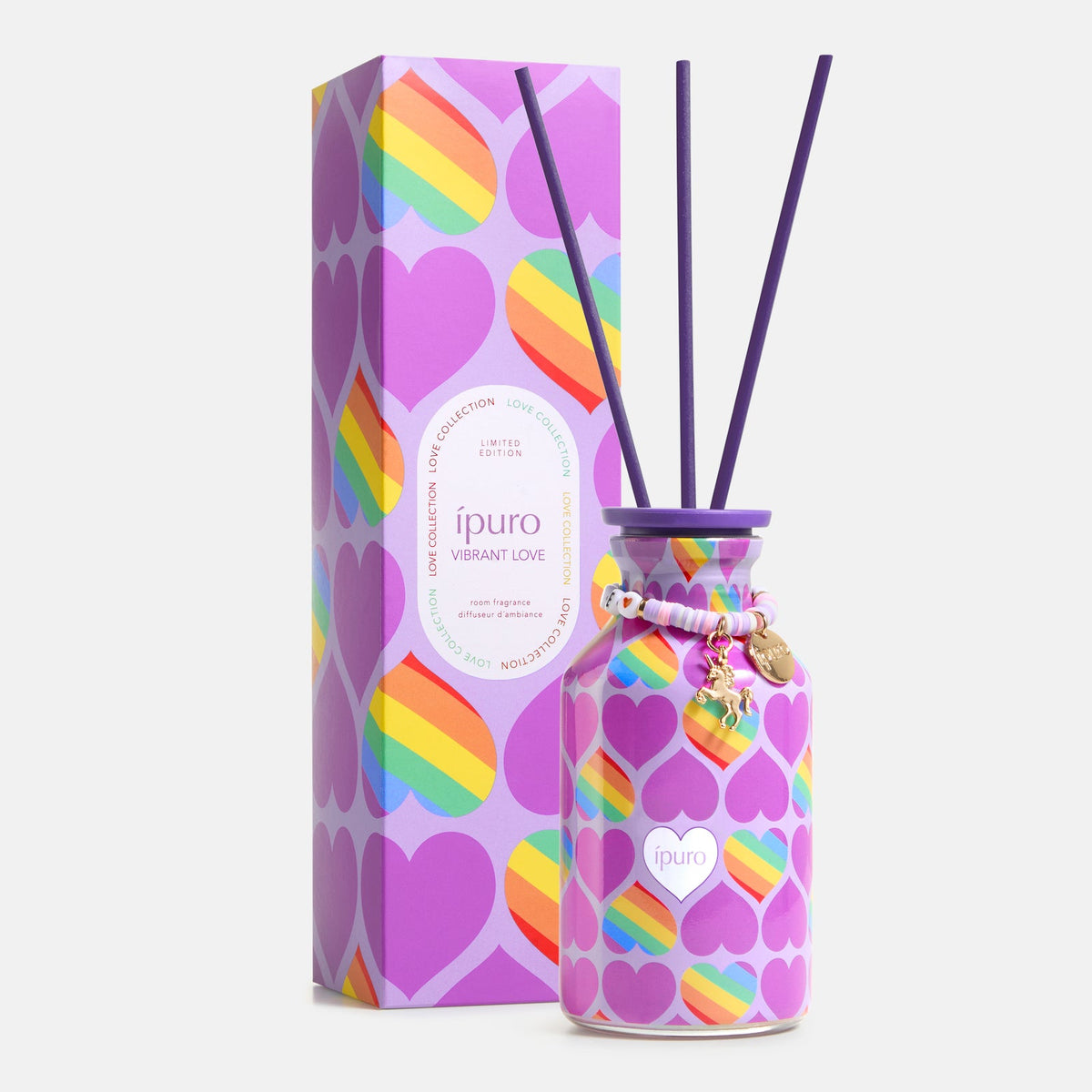 Der ipuro Raumduft vibrant love 240ml ist ein farbenfroher Duftzerstäuber mit lila Stäbchen, Regenbogenherz-Akzenten, einer passenden Box und einem Bettelarmband. Infundiert mit Passionsfrucht Noten, sagt die Flasche "ipuro Vibrant Love".