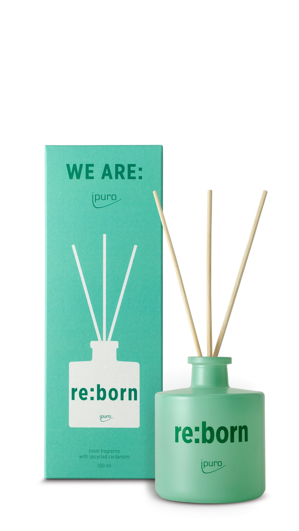 Das Raumduft & Duftkerze ipuro re:born Michi Bundle von ipuro besteht aus einem grünen Duftzerstäuber und einer Kerze in schlichter, minimalistischer Verpackung. Beide heben upgecycelte Gewürzsaaten hervor und sind tierversuchsfrei (cruelty-free).