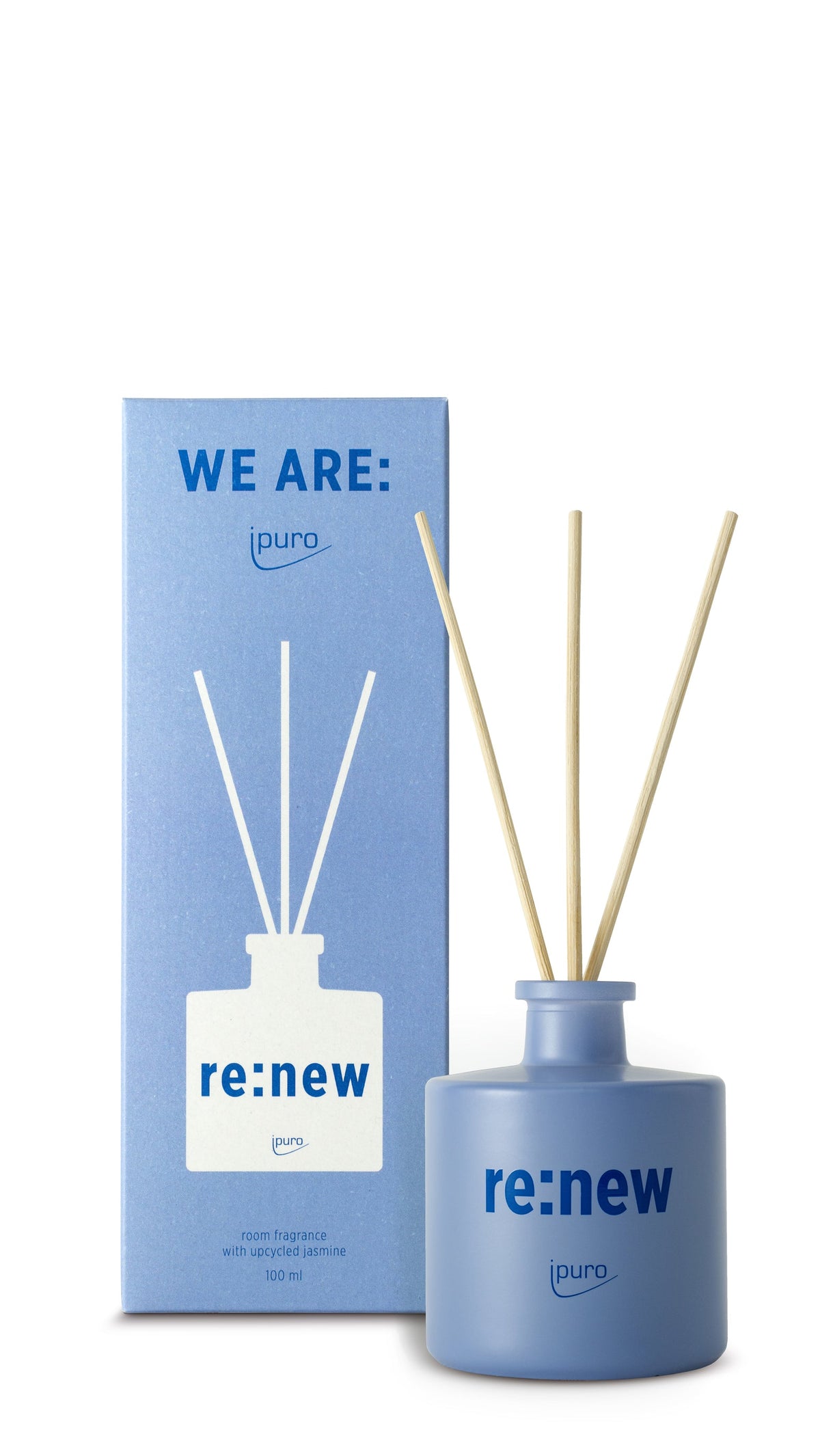 Der WE ARE: ipuro re:new Raumduft von ipuro besteht aus einem blauen Flakon mit drei Schilfrohrstäbchen und der dazugehörigen blauen Schachtel. Dieser upgecycelte, tierversuchsfreie Duft ist von geretteten Blumen inspiriert und bietet ein bewusstes Dufterlebnis.