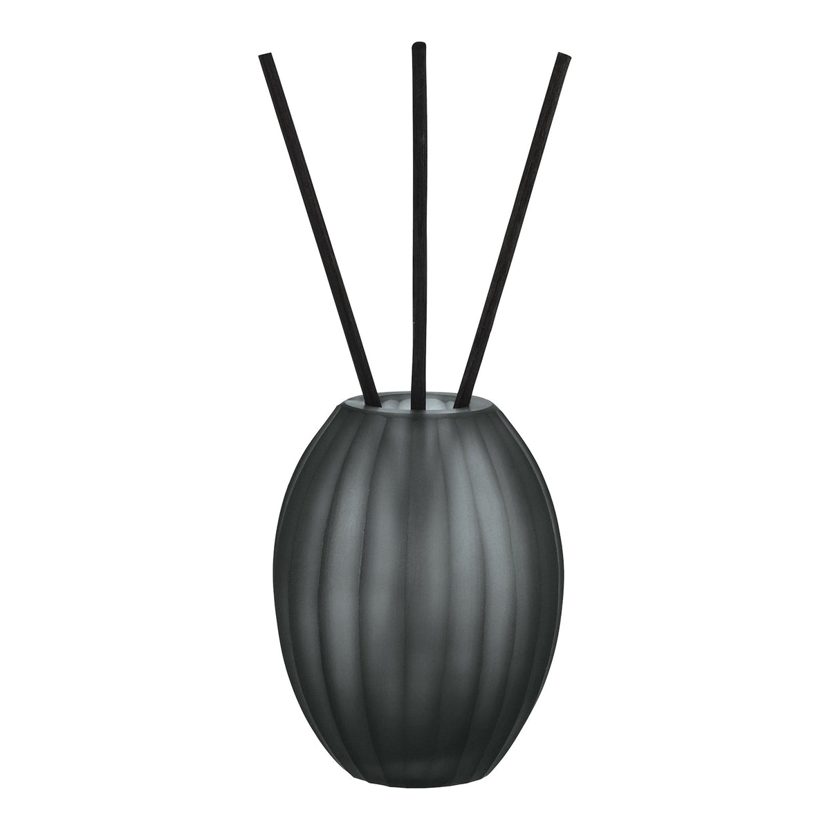 Der ipuro Atelier by ipuro gris Diffusor besteht aus einem mattschwarzen, gerippten, ovalen Flakon, in dem drei schlanke, schwarze Rohrstäbchen aufrecht stehen.