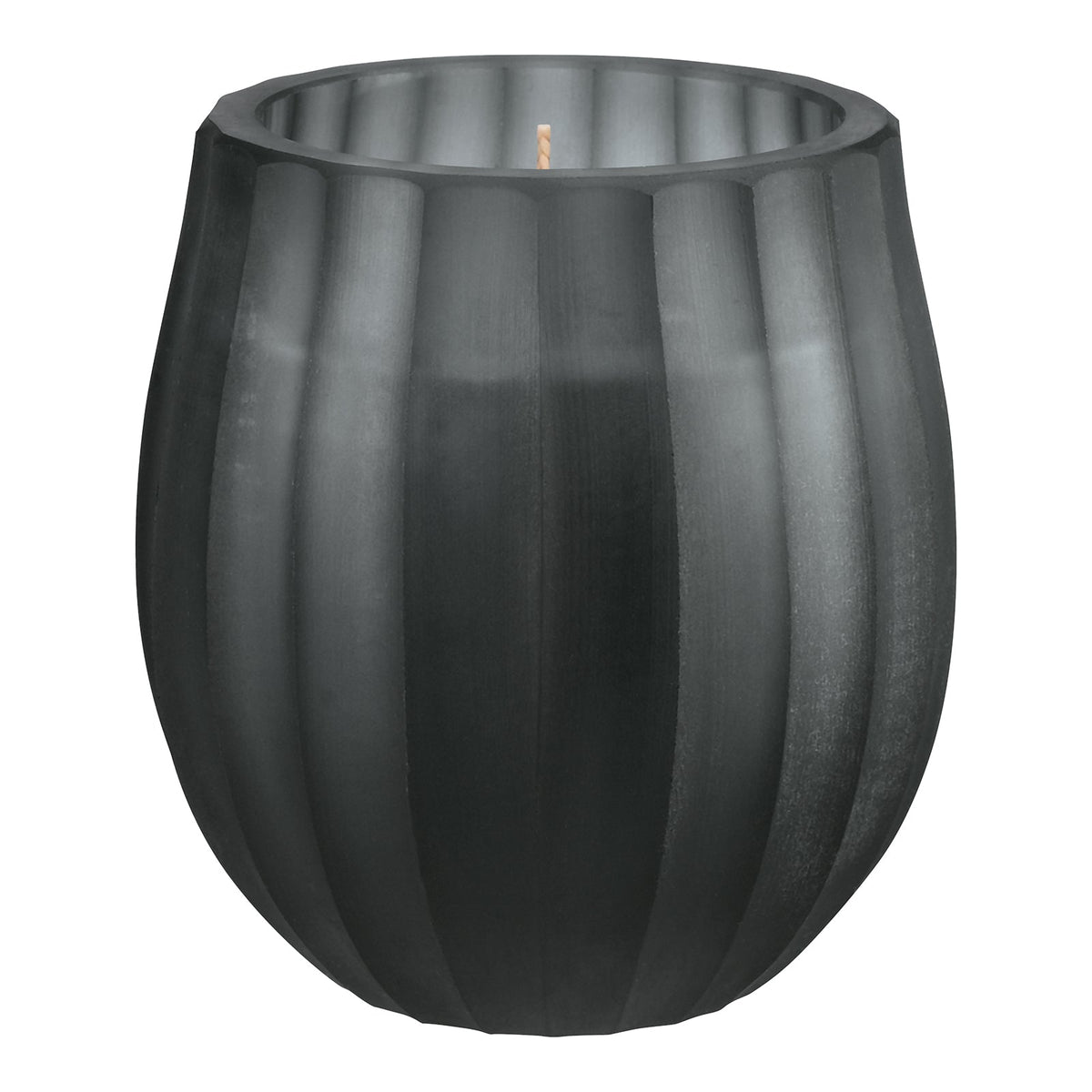 Die Atelier by ipuro gris Duftkerze von ipuro ist ein runder, dunkelgrauer Kerzenhalter mit vertikalen Rillen und einem einzelnen Docht, der jedem Raum Eleganz verleiht - ideal, um luxuriöse Kerzen auf einem schlichten weißen Hintergrund zu präsentieren.