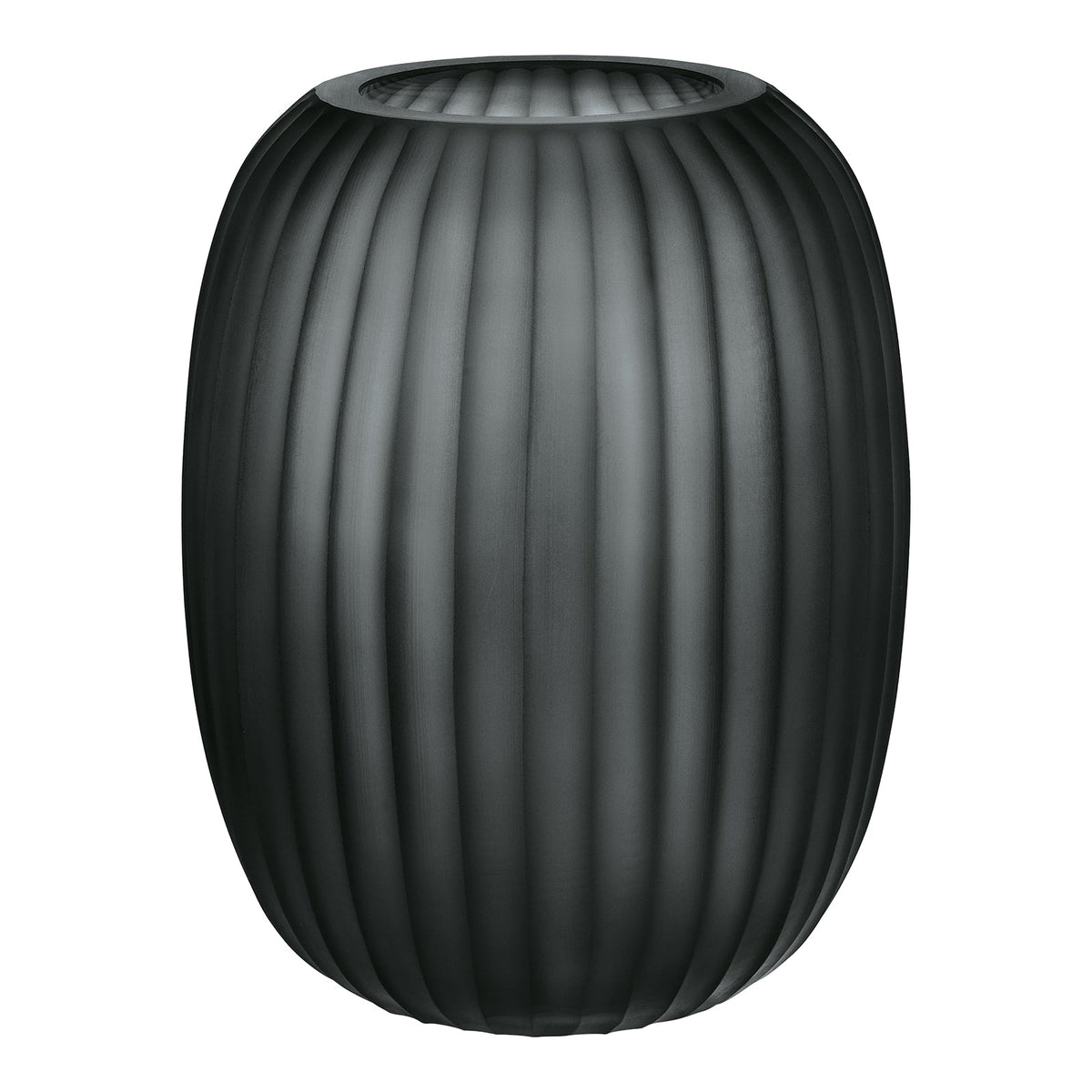 Die Atelier by ipuro gris Vase ist eine runde, schwarze Vase mit vertikaler Riffelung und einer weiten oberen Öffnung, die exklusives Design von ipuro vor weißem Hintergrund zeigt.
