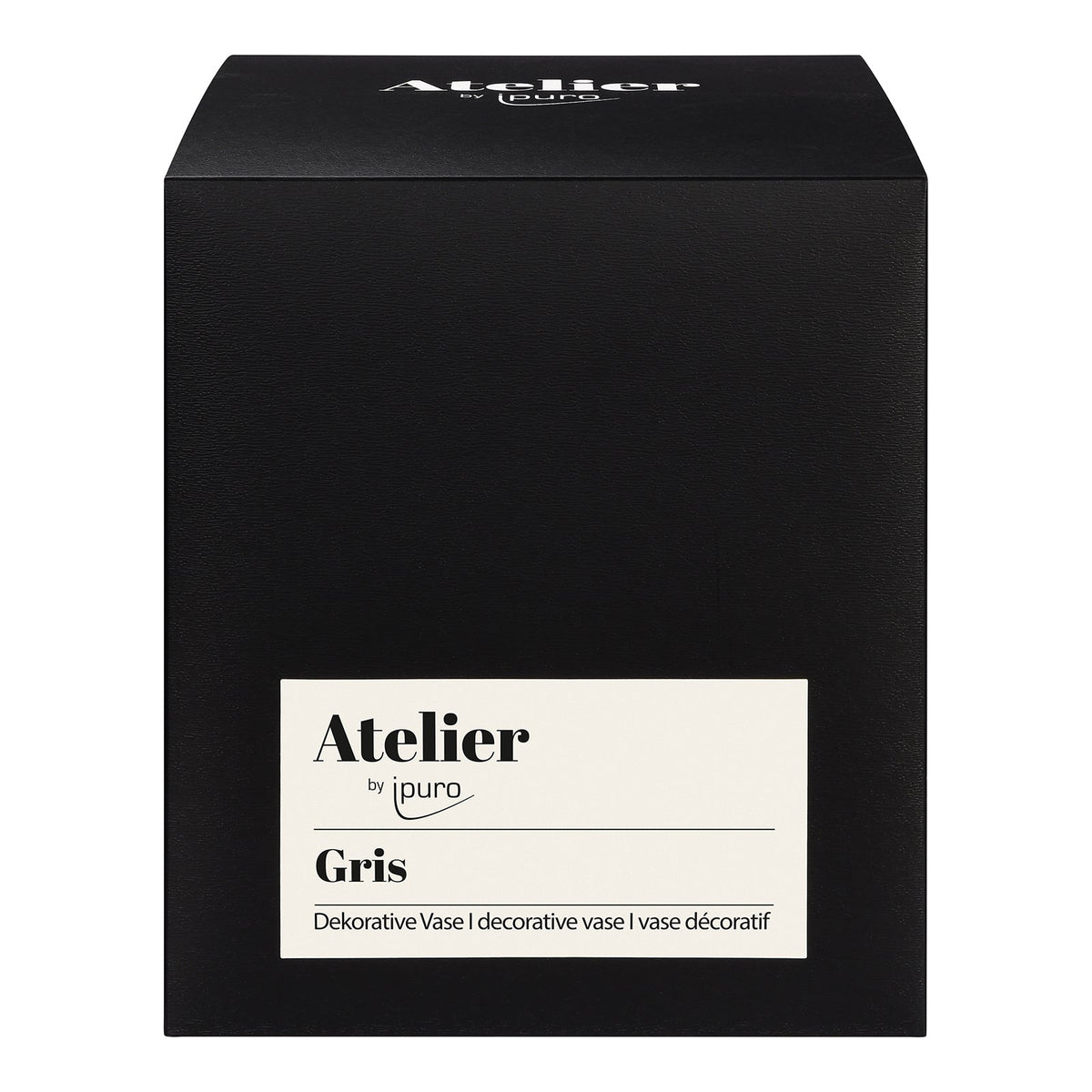 Eine schwarze rechteckige Schachtel mit einem weißen Etikett trägt die Aufschrift "Atelier by ipuro gris Vase" von ipuro. Das exklusive Design ist perfekt für die Dekoration Ihrer Vasen und Glasbehälter.