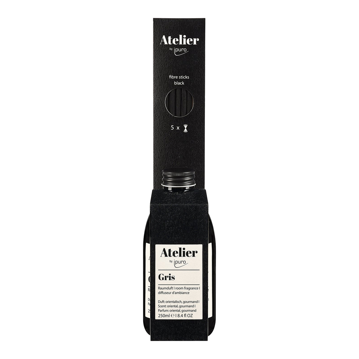 Der ipuro Atelier by ipuro gris Raumduft ist ein schwarzes Diffusor-Set mit Faserstäbchen in minimalistischem Design. Auf dem 250-ml-Etikett steht "Gris Raumduft" und bietet einen beruhigenden Duft mit holzigen Noten und Sandelholznuancen.