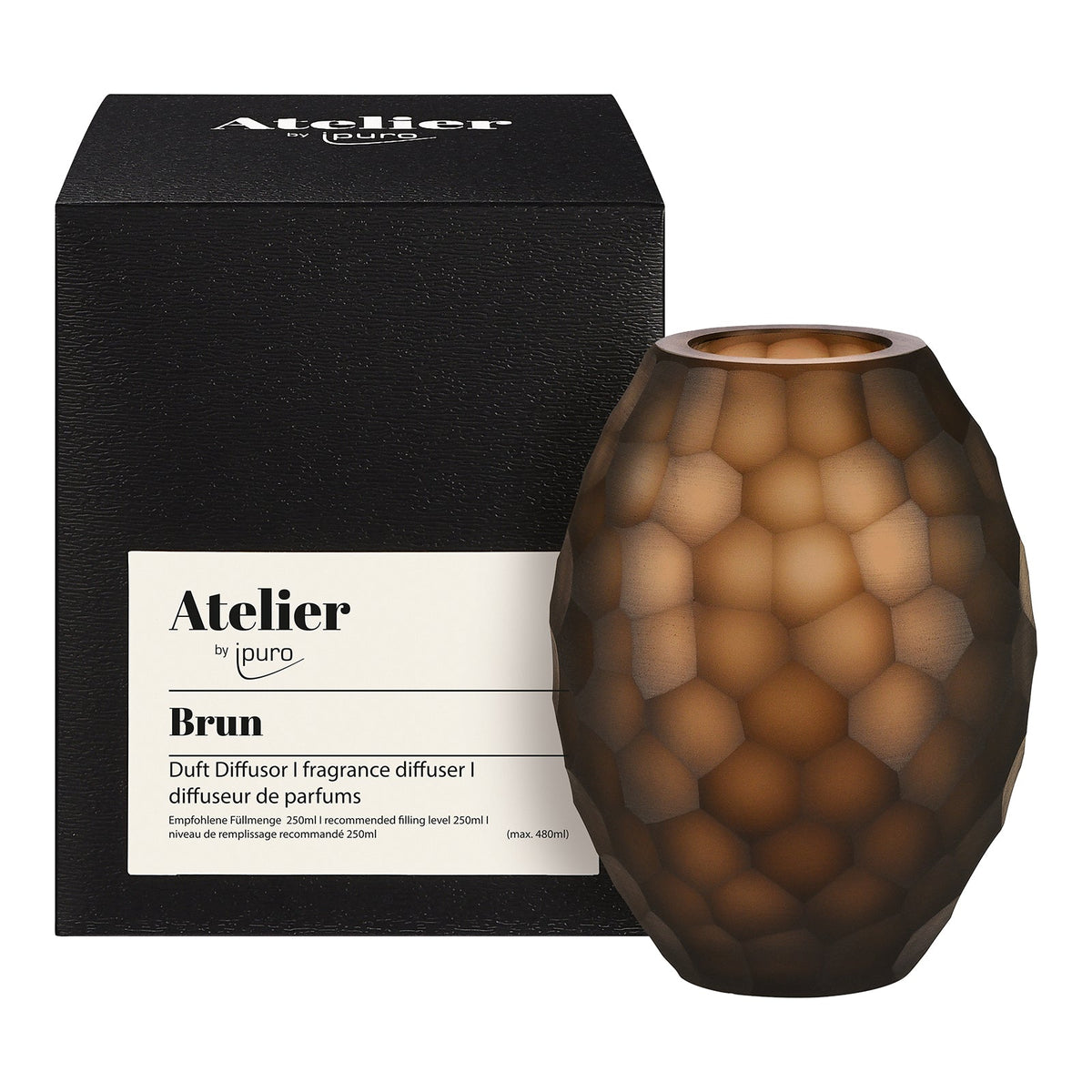 Eine braune, strukturierte ipuro Atelier by ipuro brun Diffusor Vase steht vor einer schwarzen Box mit Produktangaben in Deutsch und Englisch auf einem weißen Etikett für exklusive Düfte.