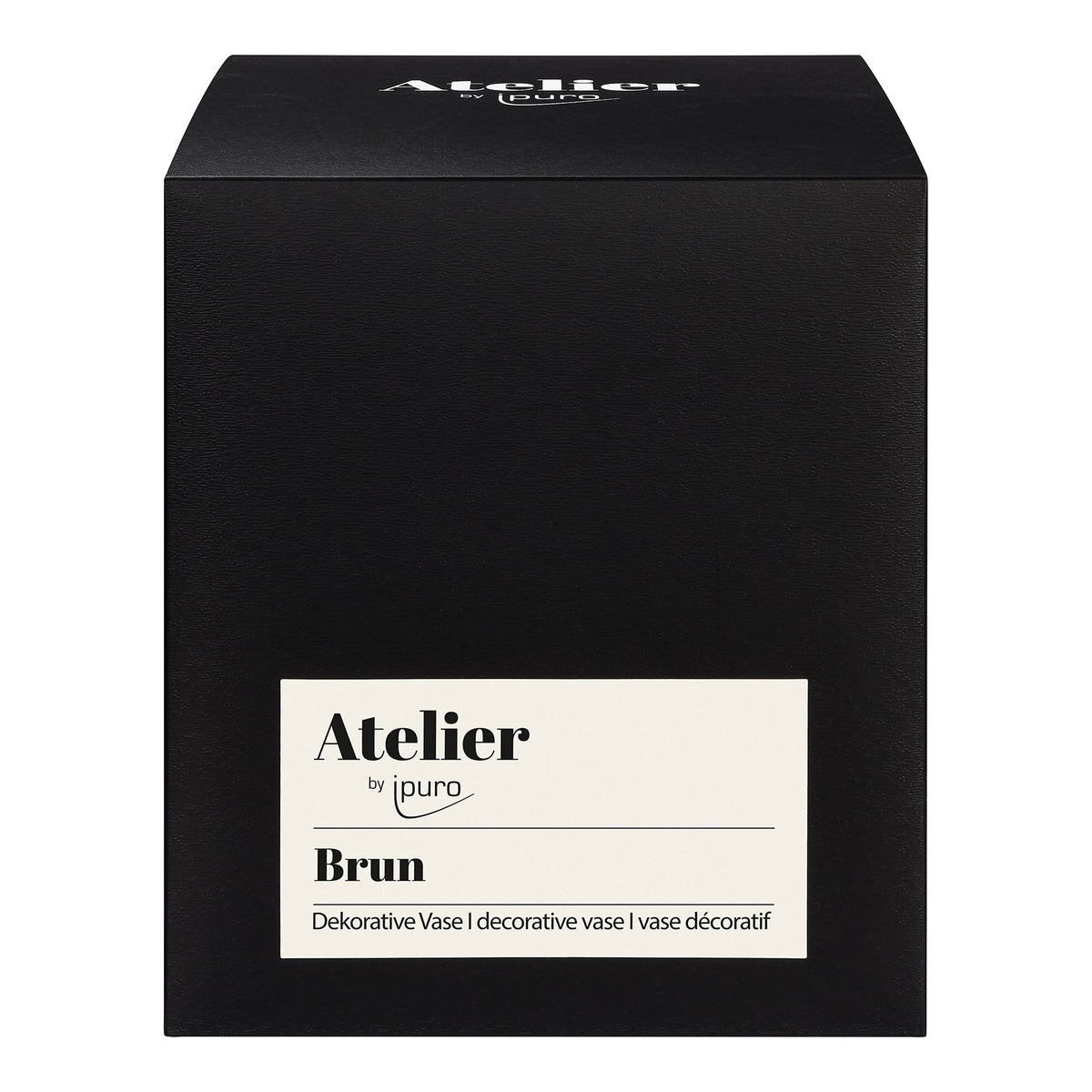 Eine schwarze Schachtel mit einem weißen Atelier by ipuro brun Vase-Etikett mit der Aufschrift "Dekorative Vase | decorative vase | vase décoratif." Das Atelier-Logo auf der Oberseite unterstreicht das exklusive Design der ipuro-Vasen.