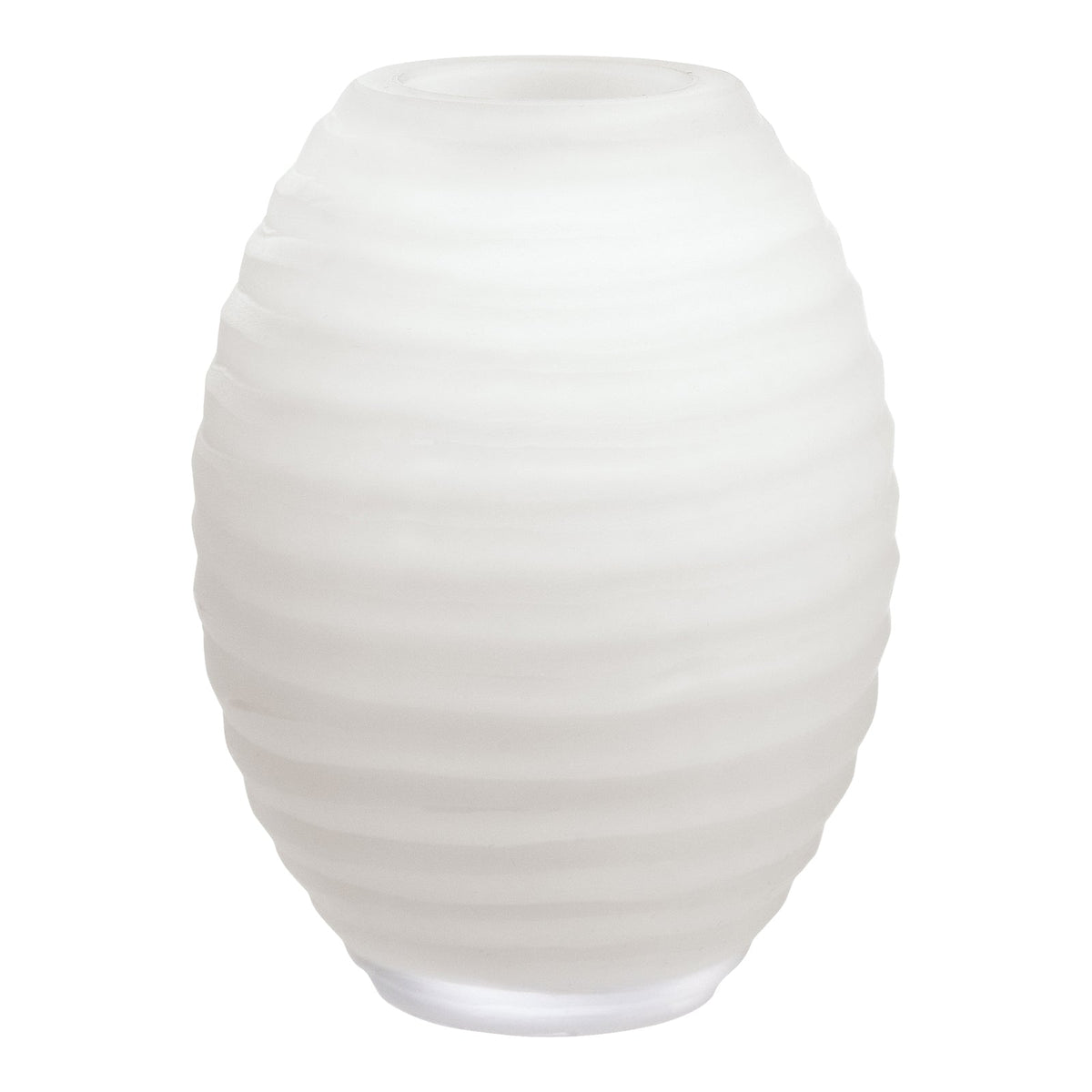 Eine weiße, ovale Keramikvase mit gerippter Struktur und schmaler Öffnung vor einem schlichten weißen Hintergrund - der Atelier by ipuro blanc Diffusor von ipuro.