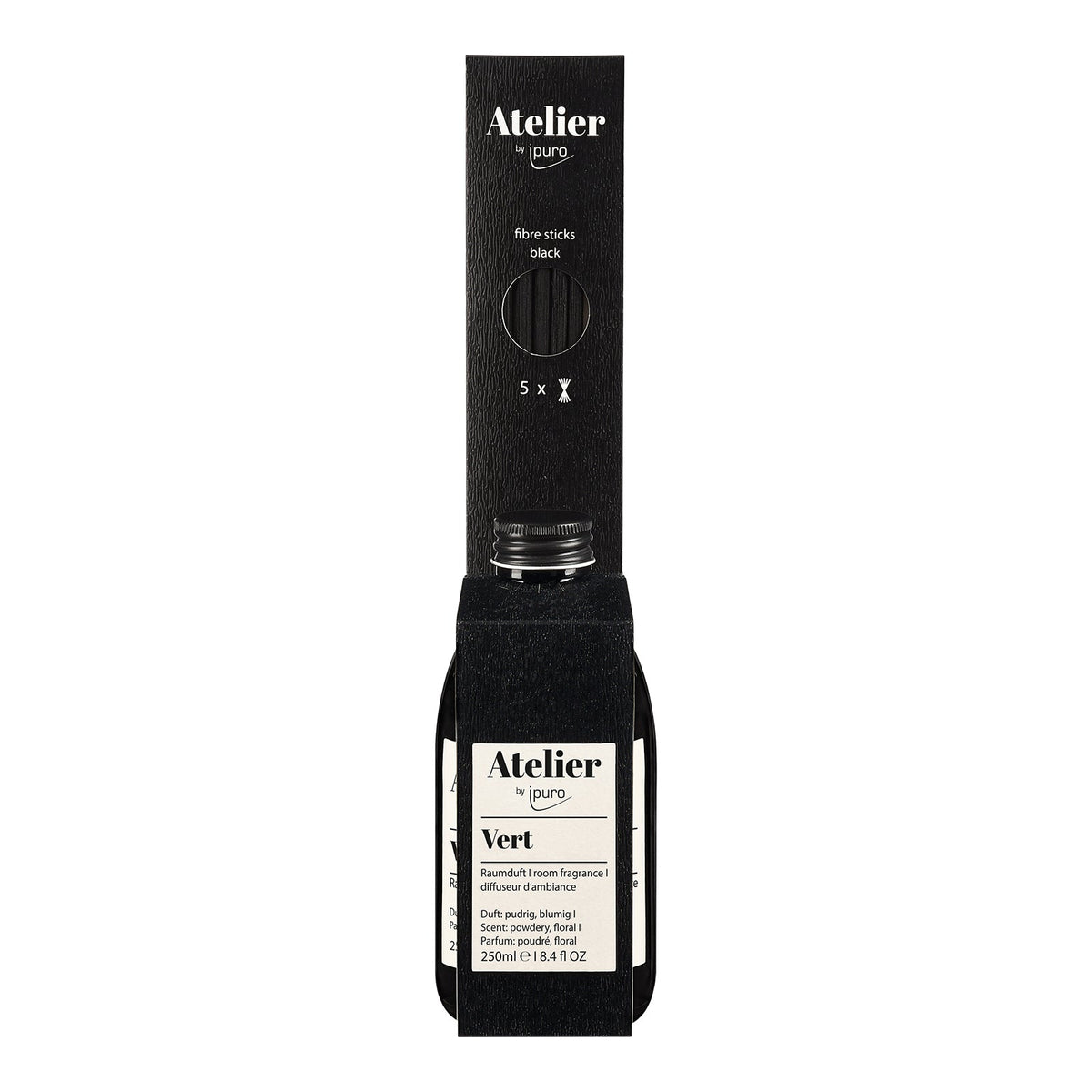 Das ipuro Atelier by ipuro vert Raumduft Set besteht aus einer 250ml schwarz-weißen Flasche mit der Aufschrift Vert, einer hohen Schachtel und fünf schwarzen Faserstäbchen, die Ihren Raum mit dem frischen Duft von Zedernholz und Orangenblüten erfüllen.