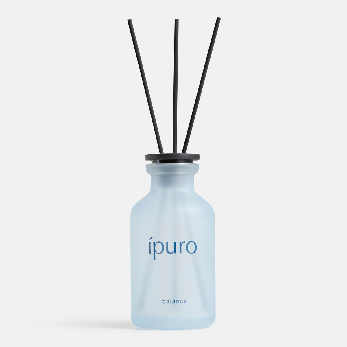 Eine mattierte hellblaue ipuro balance Raumduftflasche von ipuro mit drei schwarzen Schilfrohren sorgt für luftig-maritime Noten für Ruhe und Leichtigkeit, abgebildet auf einem schlichten weißen Hintergrund.