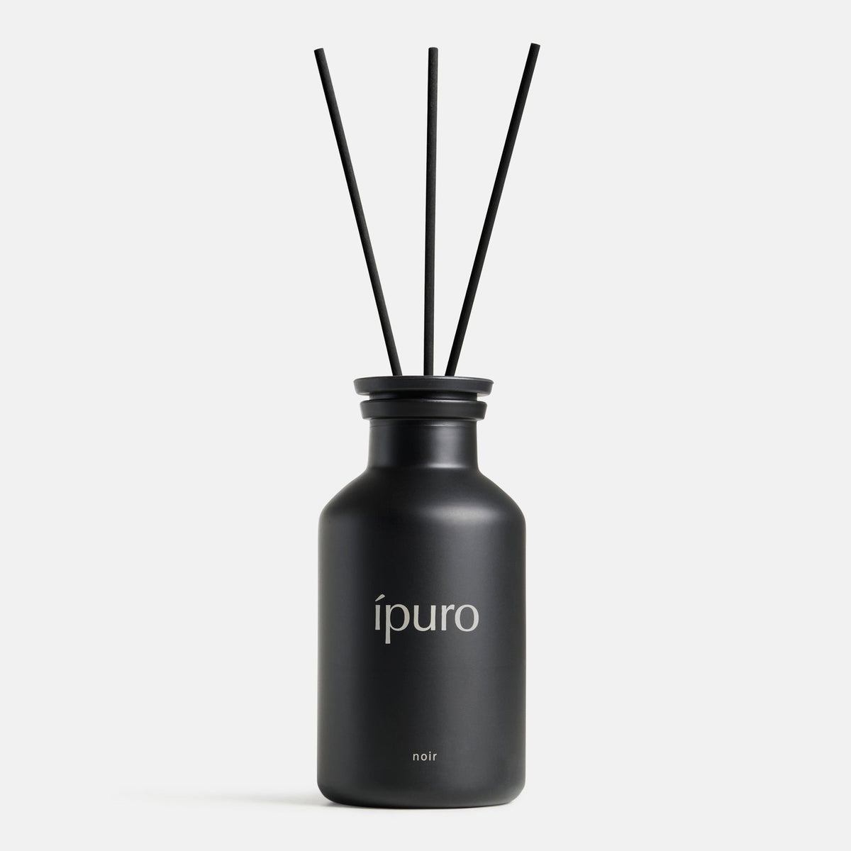 Ein mattschwarzer ipuro-Flakon mit der Aufschrift "Raumduft ipuro noir" enthält drei schwarze Diffusorstäbchen vor weißem Hintergrund - ideal, um Ihren Raum mit den Düften von Patchouli und Sandelholz zu erfüllen.