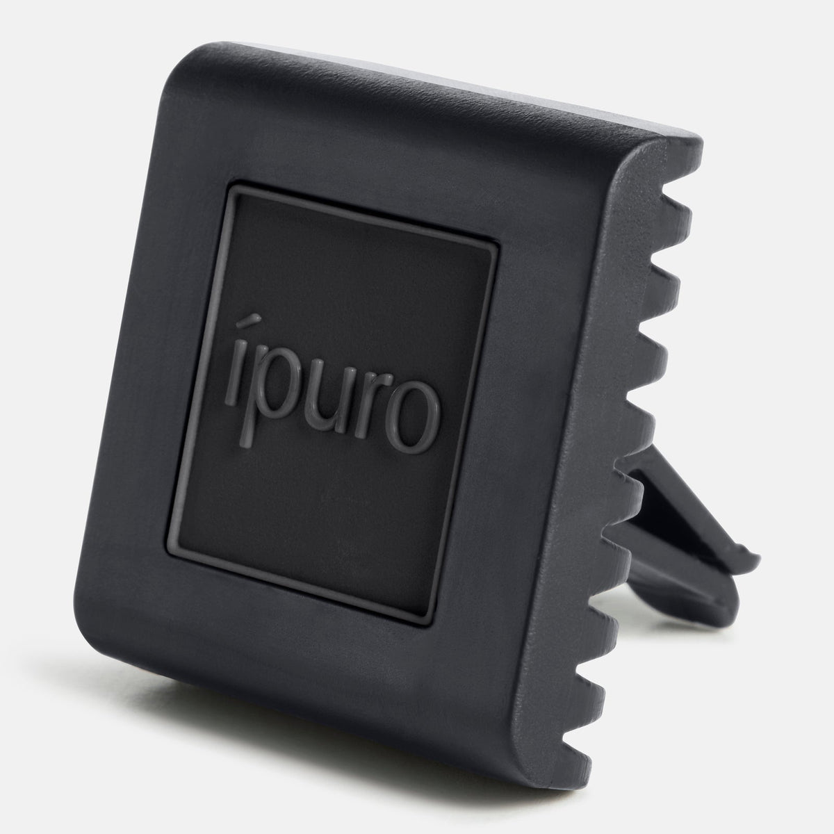 Der ipuro Autoduft black bamboo ist ein schwarzer, quadratischer Lufterfrischer mit geriffelten Kanten und einem Clip, geprägt mit dem ipuro-Logo, der grüne Frische und frischen Duft mit dezenter holziger Nuance freisetzt.