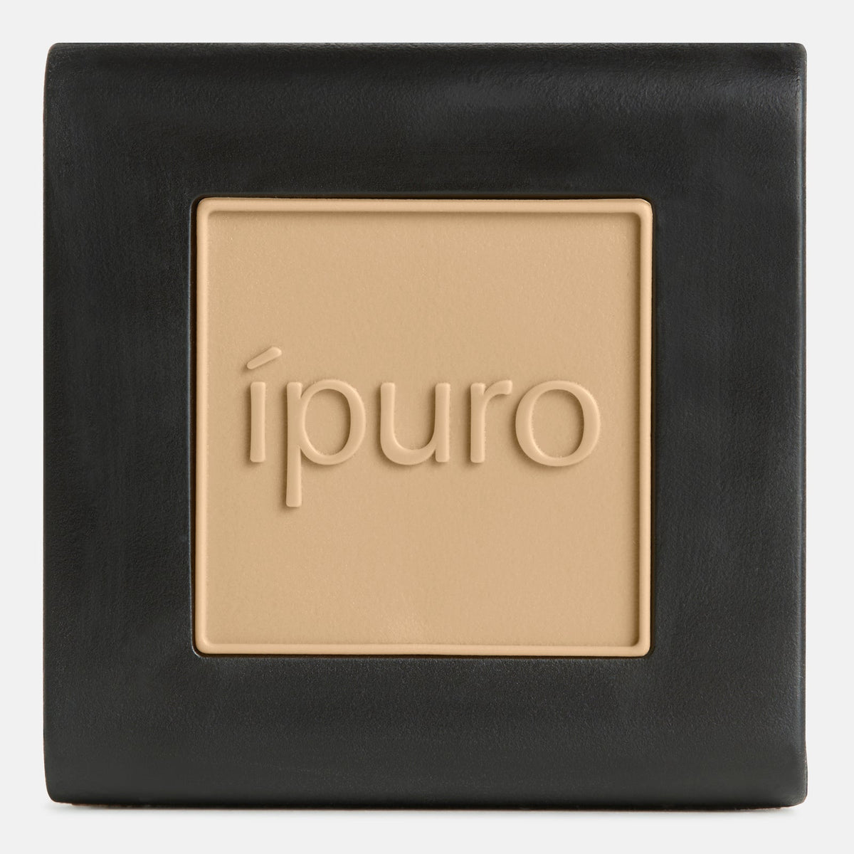 Ein quadratischer, schwarz gerahmter, beiger Lufterfrischer von ipuro mit dem Namen Autoduft ipuro cedar wood, der in der Mitte den Schriftzug "ipuro" trägt und einen warmen Zedernholzduft für gemütliche Eleganz bietet.