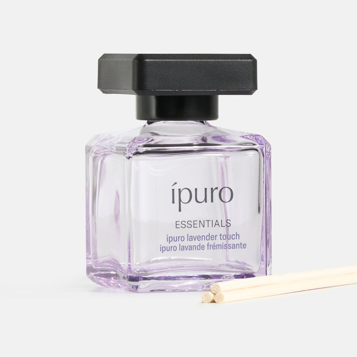Der ipuro Raumduft lavender touch besteht aus einem quadratischen Glasflakon mit schwarzem Verschluss und drei hölzernen Diffusorstäbchen vor einem schlichten, hellen Hintergrund - ideal für Fans von Lavendel und sanften Zitrusdüften.