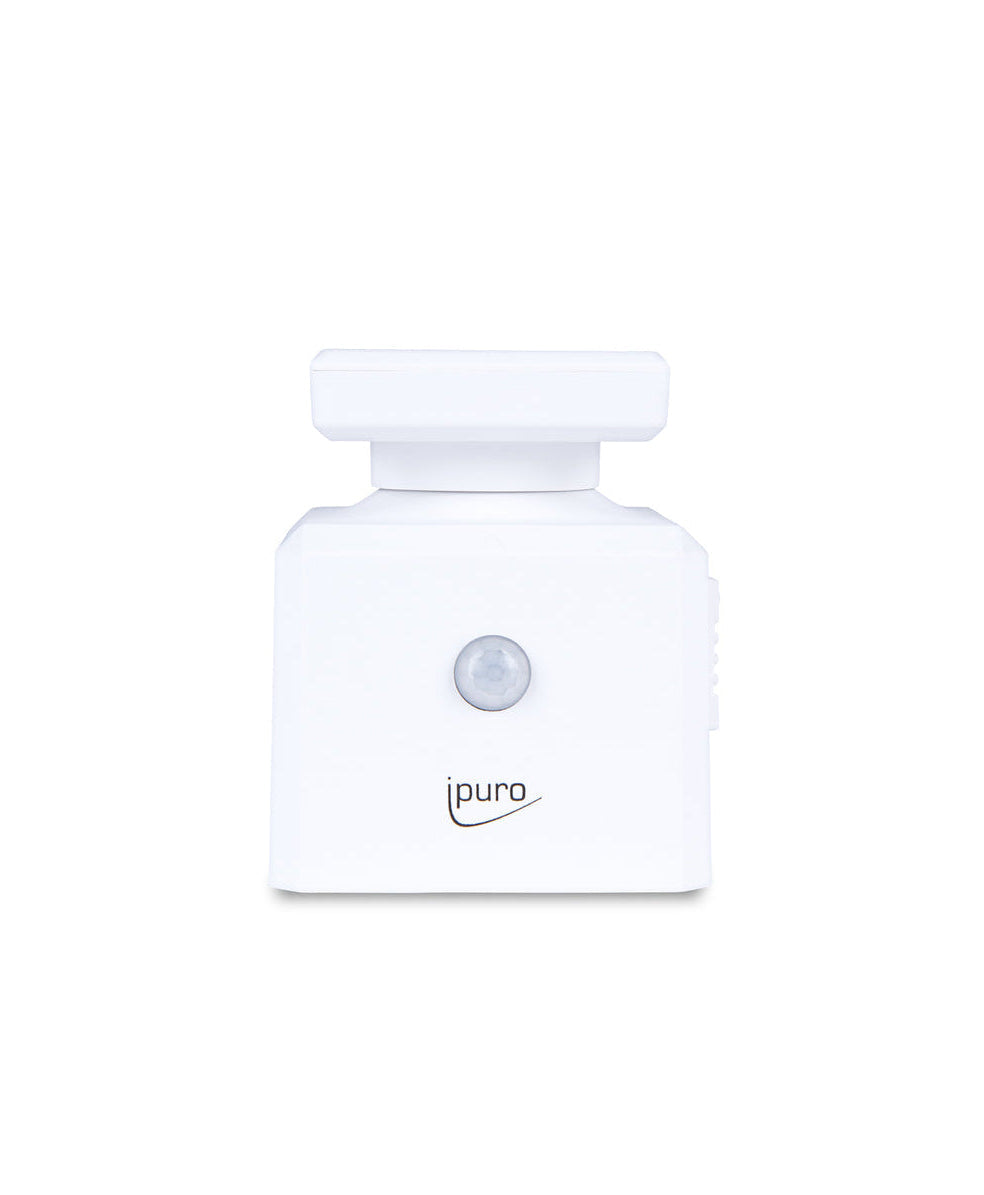 Das ESSENTIALS ipuro scent plug-in von ipuro ist ein weißes, kastenförmiges Gerät mit einem runden Bewegungssensor in der Mitte und dem ipuro-Logo darunter - perfekt für ein duftendes Zuhause - auf einem schlichten weißen Hintergrund.