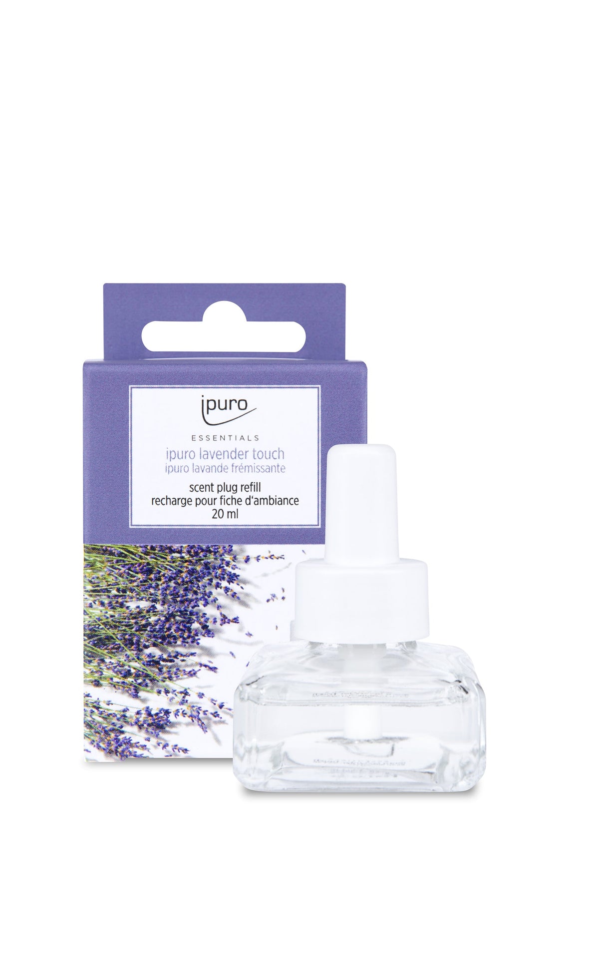 Ein 20 ml ESSENTIALS ipuro lavender touch Scent Plug Refill von ipuro wird vor seiner lila-weißen Verpackung mit Lavendelblüten präsentiert.