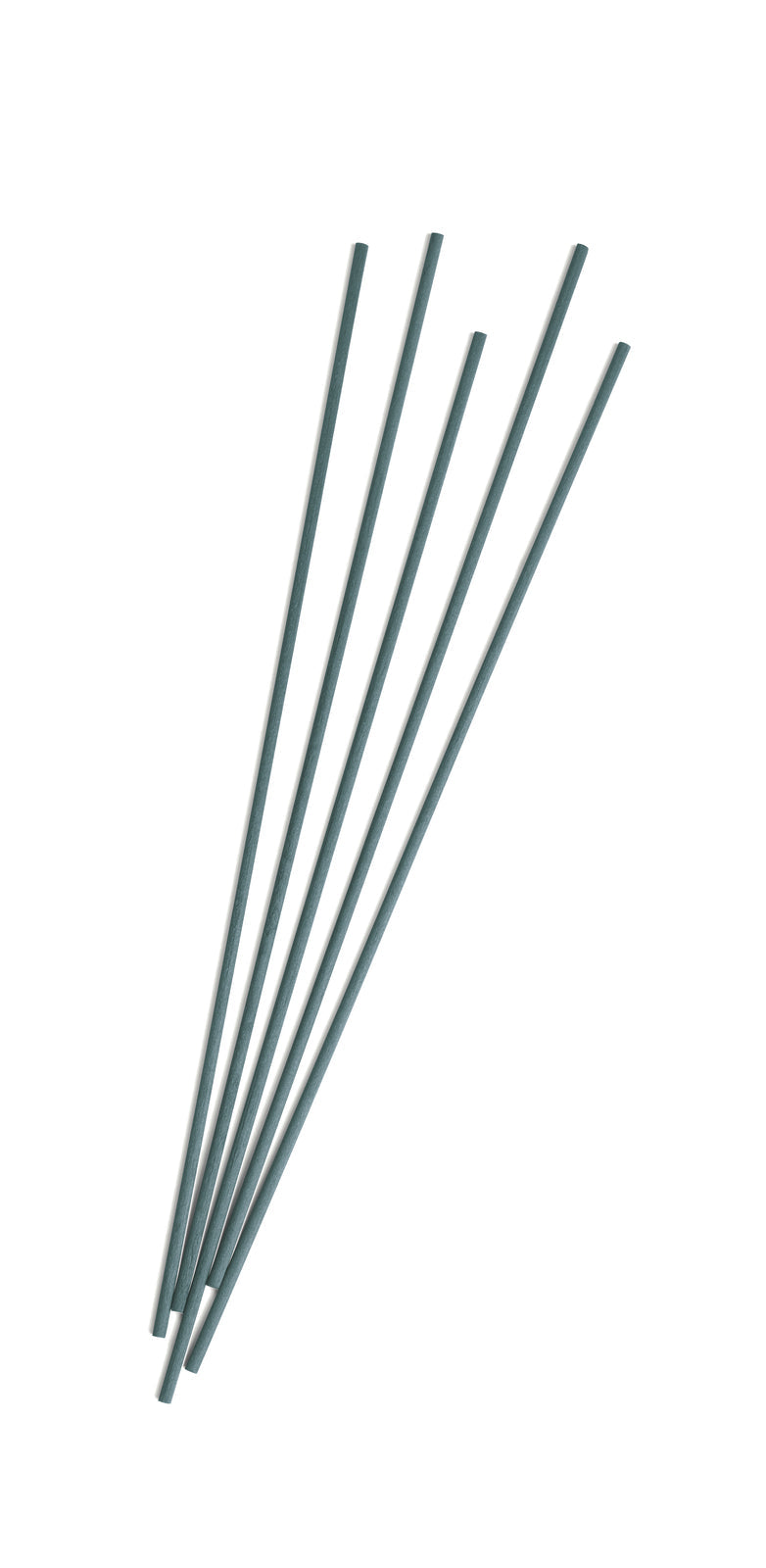 Fünf graue ipuro salbei sublime Sticks für 240ml in einem aufgefächerten Muster auf weißem Hintergrund angeordnet.
