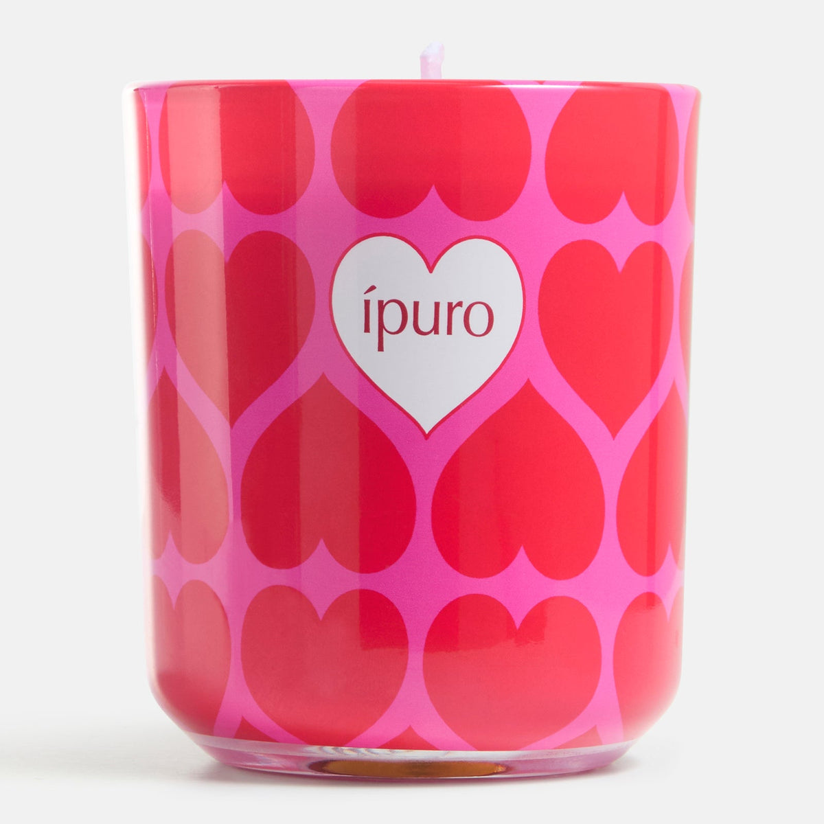 Die Kerze ipuro love's embrace (270 g) hat ein rosa-rotes Design mit roten Herzen auf dem Glashalter. "ípuro" erscheint in einem weißen Herz und setzt warme Sandelholznoten frei, die sich mit der sanften Süße eines errötenden Blumenbouquets vermischen.