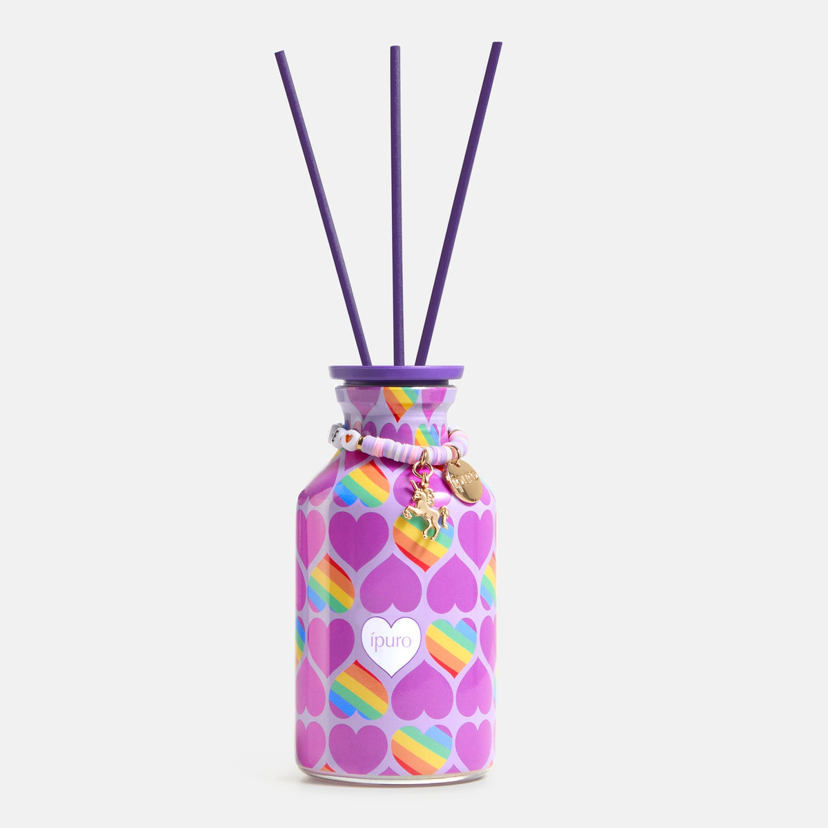 Der ipuro Raumduft vibrant love 240ml verfügt über einen dekorativen Flakon mit lila Schilfrohrstäbchen, lila und regenbogenfarbenen Herzmustern, einer lila Kappe mit Perlenarmbändern und ist mit lebhaften Noten von Passionsfrucht und Mandarine versetzt.