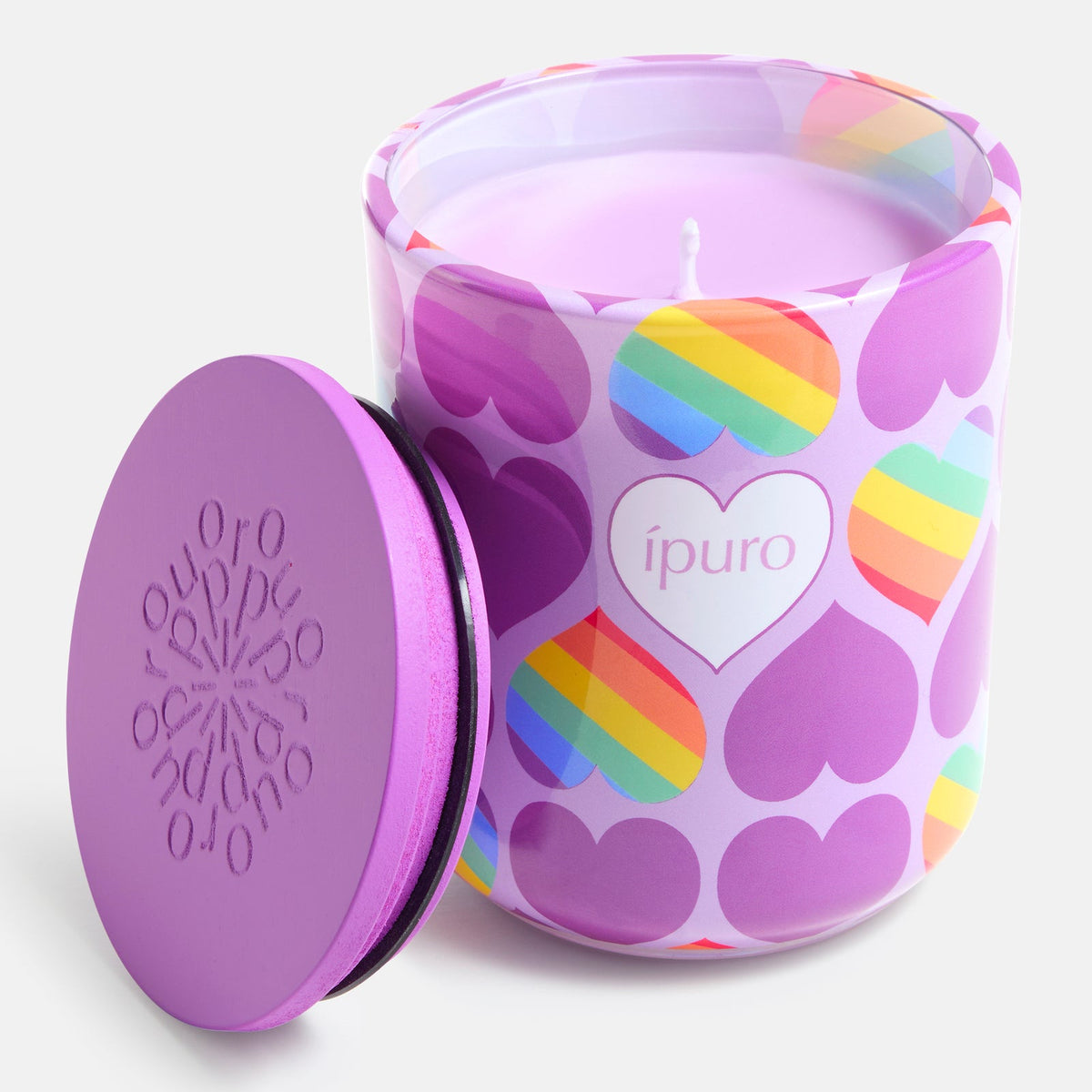 Die ipuro Kerze vibrant love 270g ist eine lilafarbene Kerze im Glasgefäß mit Regenbogen- und lilafarbenen Herzmotiven, die den Duft von Passionsfrucht und Mandarine verströmt. Der passende lilafarbene Deckel liegt daneben, auf dem Glas ist "ipuro" in einem weißen Herz aufgedruckt.