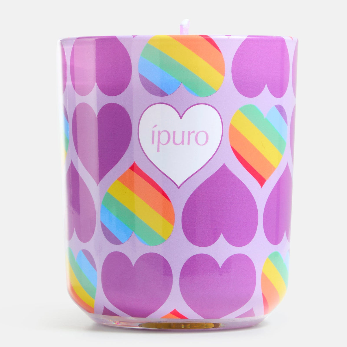 Die ipuro Kerze vibrant love 270g ist ein lilafarbener Kerzenhalter mit Herz- und Regenbogenakzenten. In der Mitte des weißen Herzens steht "ípuro", inspiriert von fruchtigen Damenduftnoten wie Passionsfrucht und Mandarine.