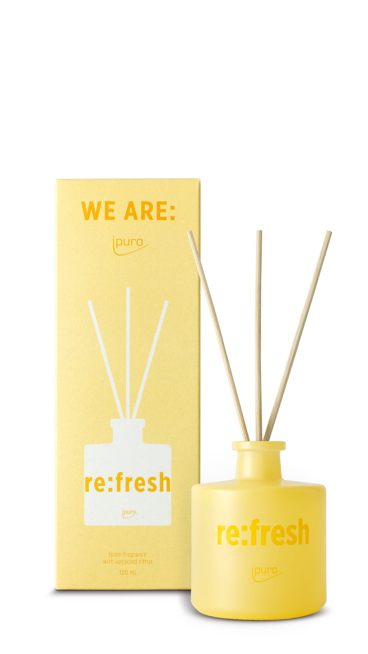 Eine gelbe WE ARE: ipuro re:fresh Raumduft-Flasche mit nachhaltiger Frische und upcycled Zitrone steht neben einer passenden Box mit minimalistischer Grafik und dem Schriftzug WE ARE: ipuro re:fresh.