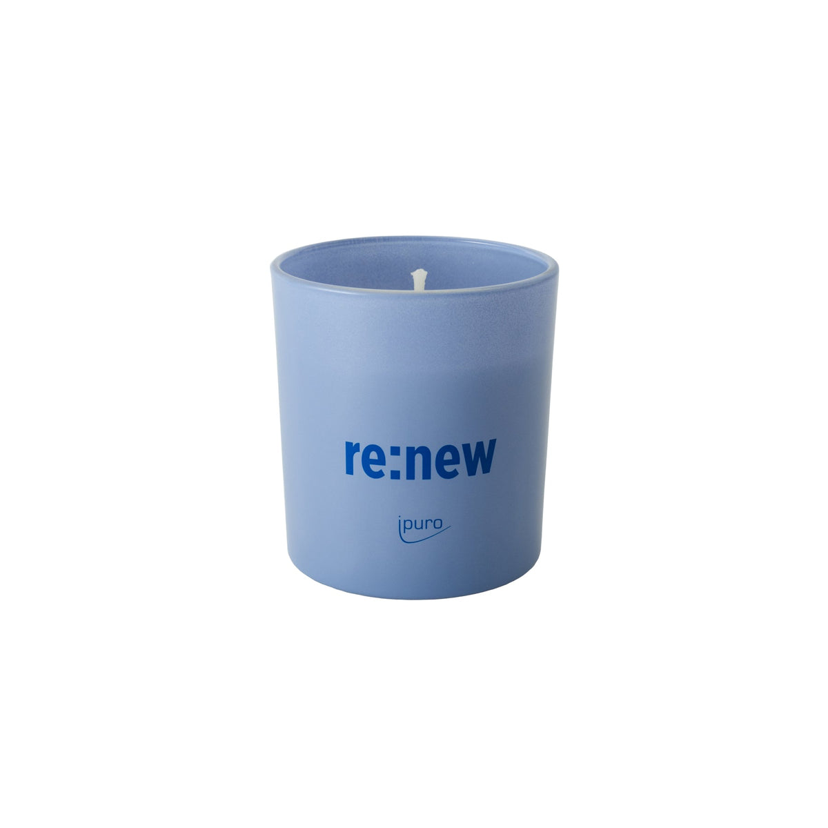 Eine hellblaue WE ARE: ipuro re:new Duftkerze von ipuro sitzt unbeleuchtet in einem Glashalter mit der Aufschrift re:new (dunkelblau), hergestellt aus unverkauften Blumen, und steht mittig auf einem weißen Hintergrund.